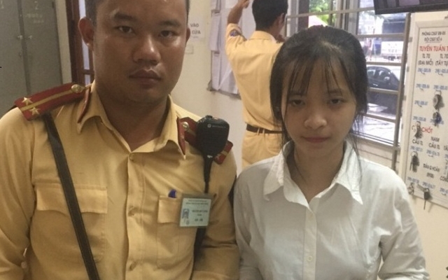 Hà Nội: Nữ sinh đánh rơi tiền và hồ sơ nhập học may mắn được CSGT nhặt được trả lại