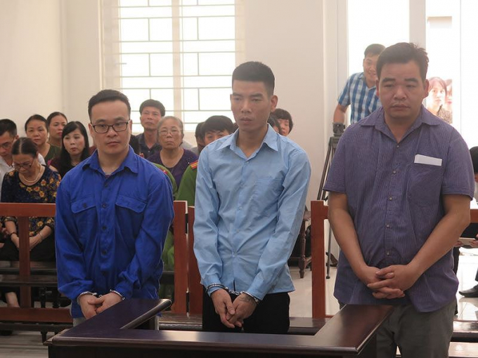 Bị cáo Phong (áo xanh đậm) và Sơn (ngoài cùng bên phải) tại phiên tòa sơ thẩm.