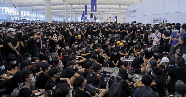 Hình ảnh quốc tế ấn tượng: Biểu tình tại sân bay quốc tế Hong Kong khiến hơn 300 chuyến bay bị hủy
