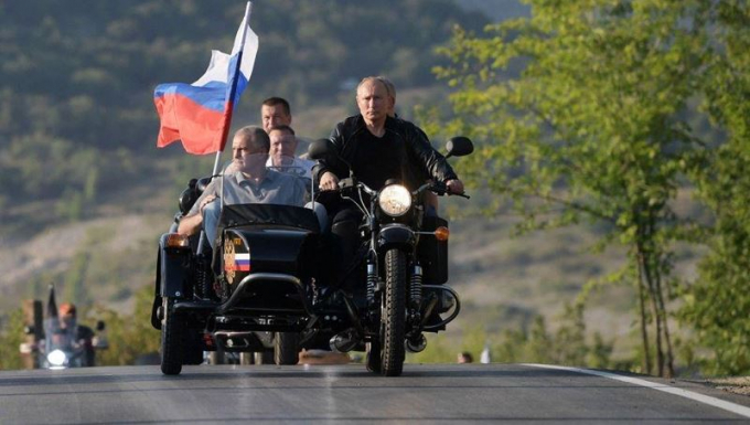 Tổng thống Nga Putin lái xe mô tô tại Crimea.