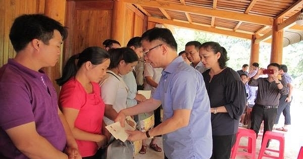 Bộ trưởng Bộ Tư pháp đến thăm người dân vùng lũ Quan Sơn, Thanh Hoá