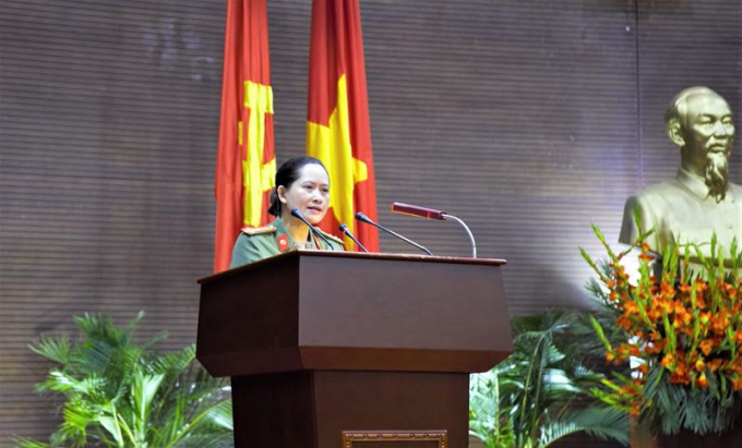 Thượng tá Đặng Thị Hồng Nhung chia sẻ thông tin tại hội nghị.