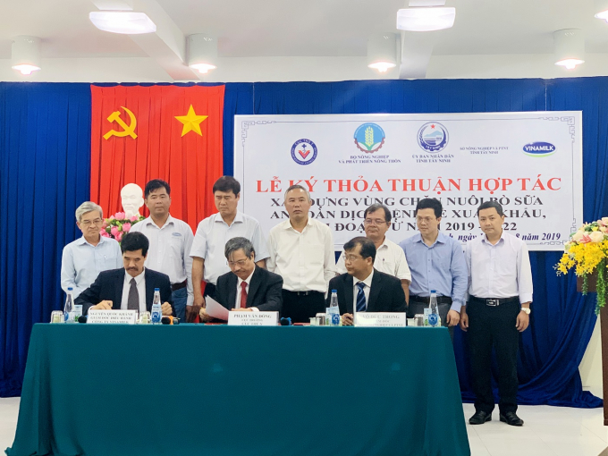 Lãnh đạo Cục Thú y, Sở NN&amp;amp;PTNT tỉnh Tây Ninh và Công ty Vinamilk ký kết thỏa thuận hợp tác xây dựng vùng chăn nuôi bò sữa an toàn dịch bệnh (giai đoạn 2019 – 2022).