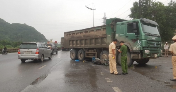 Ninh Bình: Nữ du khách nước ngoài lao gầm xe tải tử vong