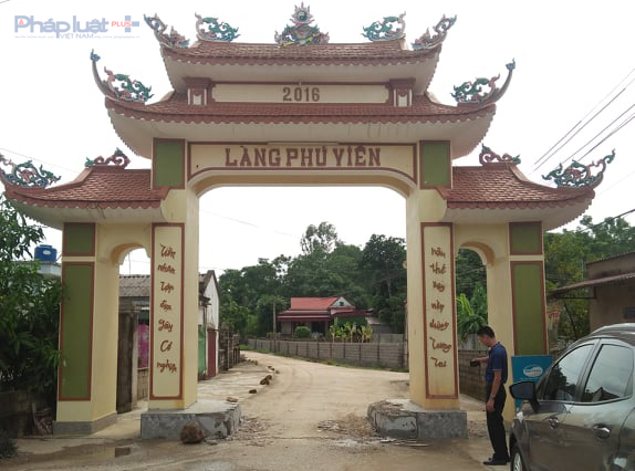 Cổng làng Phú Viên, xã Trường Minh, huyện Nông Cống bị nhóm côn đồ đập phá bệ bê tông. (Ảnh: N.Hòa)