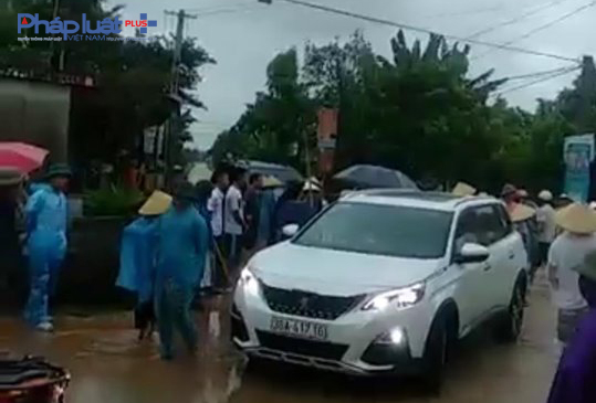Chiếc xe ô tô chở nhóm côn đồ đến đập phá cổng làng bị người dân giữ lại