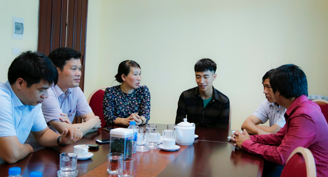 Ban giám hiệu trường ĐH Công nghiệp Hà Nội đón tiếp và động viên Sinh trong ngày nhập học.