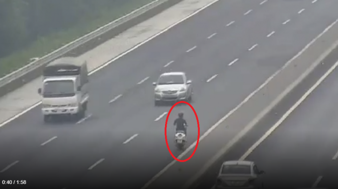 Người đàn ông điều khiển xe máy đi ngược chiều trên cao tốc Hà Nội-Hải Phòng trên một quãng đường khá dài (ảnh cắt từ clip).