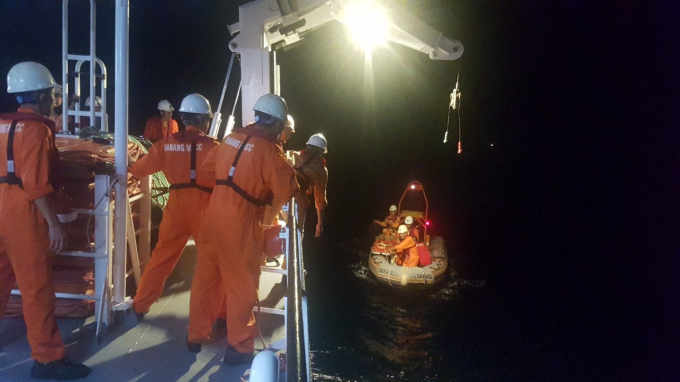 Tàu cứu hộ tiếp nhận thuyền viên Hợi khi nạn nhân bị hôn mê sâu sau tai nạn.