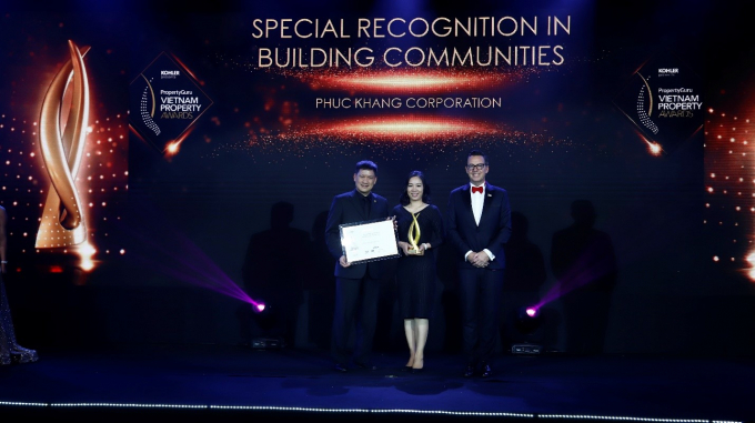 Ông Trương Anh Tú – Giám đốc Phát triển Kinh doanh và bà Lê Thị Hồng Na – Giám đốc Trung tâm Nghiên cứu và Phát triển Phuc Khang Corporation nhận giải Winner cho hạng mục Special Recognition in Building Communities.