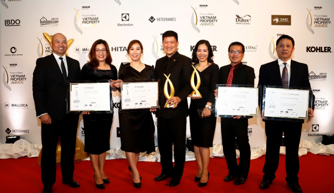 Các đại diện Phuc Khang Corporation và loạt giải thưởng tại Vietnam Property Awards 2019.