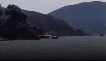Video: Ca nô bốc cháy ngùn ngụt khi đưa khách đi tham quan, 2 người bỏng nặng