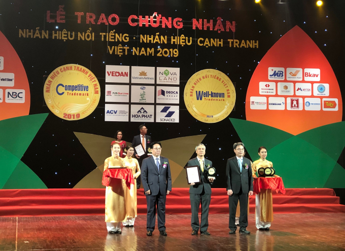Đại diện Vietnam Post nhận giải thưởng 'Top 10 nhãn hiệu Nổi tiếng Việt Nam'.