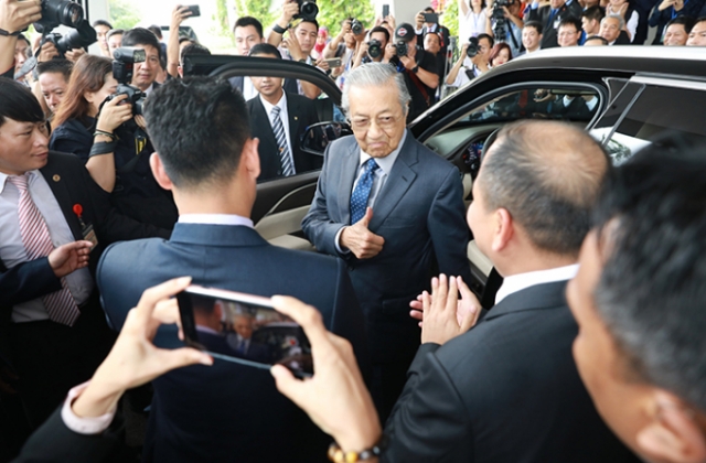 Thủ tướng Malaysia Mahathir Mohamad:  “Xe VinFast rất khỏe, thiết kế đẹp, êm như xe điện”