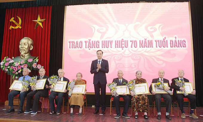 Phó Bí thư Thành ủy Đào Đức Toàn trao Huy Hiệu Đảng cho các đảng viên lão thành
