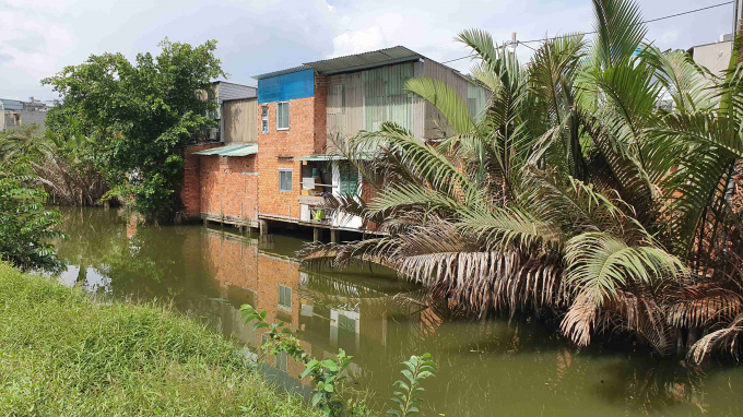 Khu nhà ở lấn chiếm kênh rạch trên địa bàn phường Hiệp Bình Chánh, quận Thủ Đức.