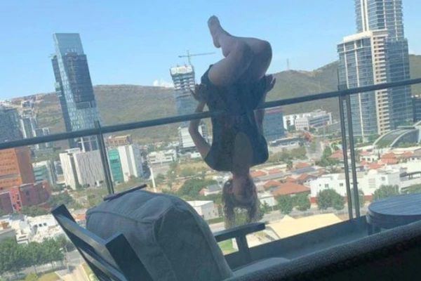 Alexa Terrazas thực hiện động tác yoga trên ban công tầng 6 và gặp tai nạn