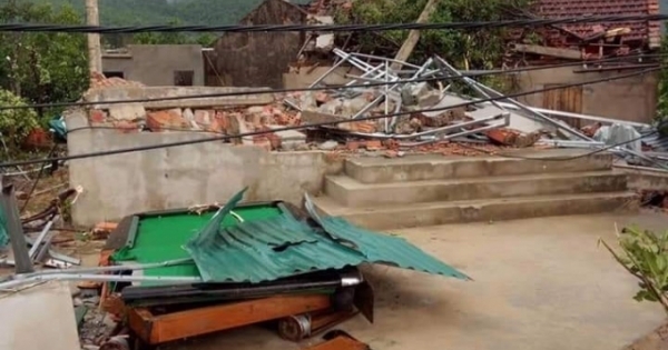 Lốc kinh hoàng khiến 41 ngôi nhà ở Hà Tĩnh bị tốc mái