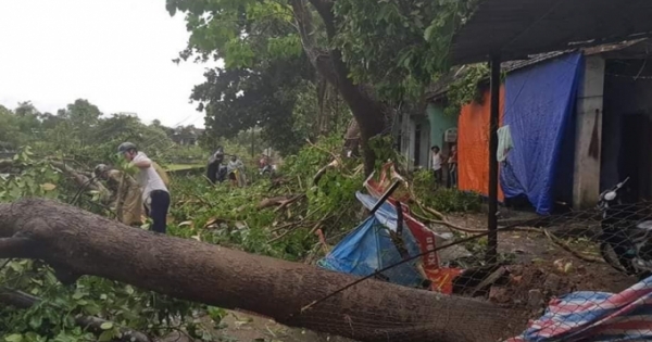 Nghệ An: Giông lốc kinh hoàng càn quét huyện miền núi, hàng chục ngôi nhà bị tốc mái