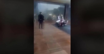 Clip nhân viên khách sạn Grand Plaza xua đuổi người trú mưa gây phẫn nộ