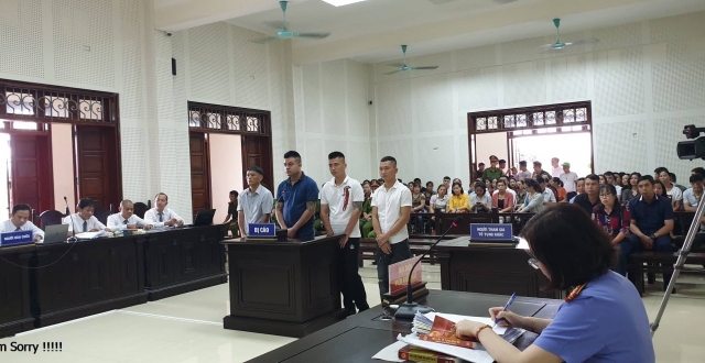 Kỳ án cố ý gây thương tích ở Quảng Ninh: Người dân ngồi chật cứng trong phòng xử án