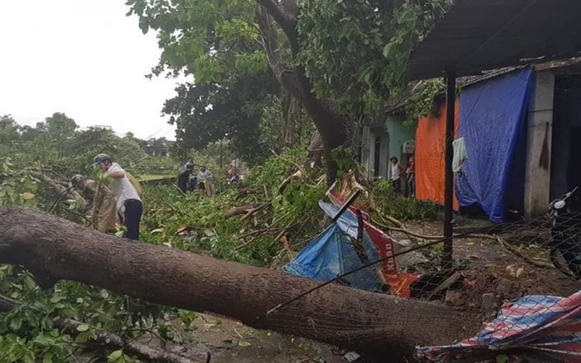 Nghệ An: Giông lốc kinh hoàng càn quét huyện miền núi, hàng chục ngôi nhà bị tốc mái