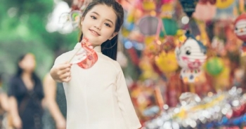 Bé gái 8 tuổi xinh như thiên thần dạo phố mùa Trung thu