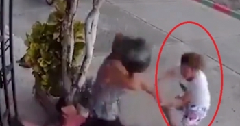 Video: Pha “phản đòn” cực gắt của cụ bà khi bị tên cướp liều lĩnh giật điện thoại