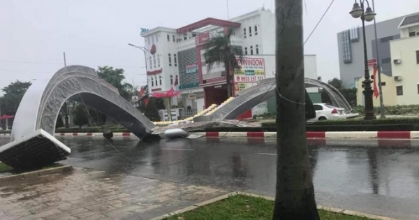 Cổng chào tỉnh Bà Rịa - Vũng Tàu đổ sập sau cơn mưa lớn