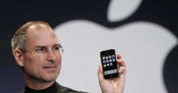 Steve Jobs đã làm điều đặc biệt gì khiến hàng nghìn người bật cười trong lần giới thiệu chiếc Iphone đều tiên