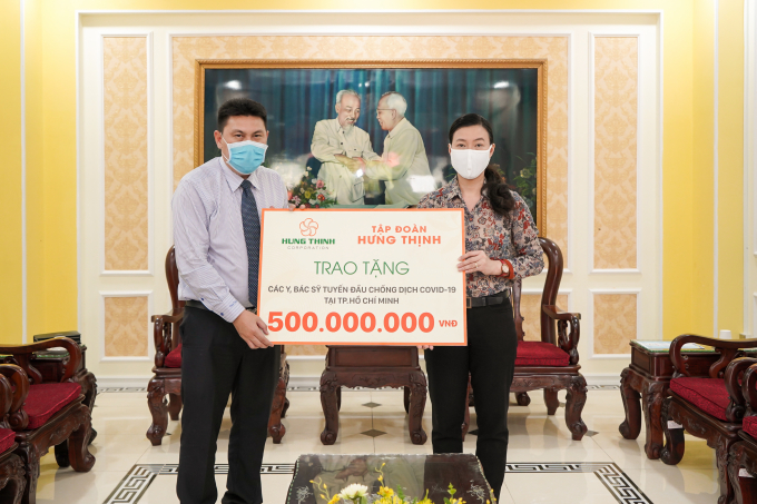 Ông Nguyễn Nam Hiền - Phó Tổng Giám đốc Tập đoàn Hưng Thịnh trao tặng 500 triệu đồng cho đội ngũ y, bác sĩ tuyến đầu chống dịch Covid-19 tại TP HCM thông qua Ủy ban MTTQ Việt Nam TP HCM.