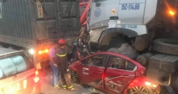 [Clip]: Hiện trường vụ tai nạn thảm khốc khiến 4 người thương vong ở quận Long Biên