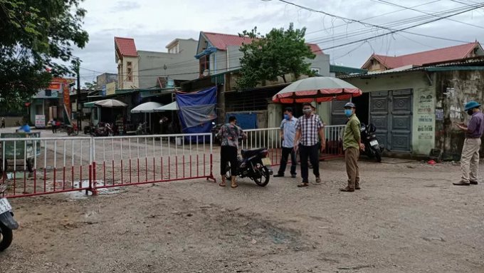 UBND TP Sầm Sơn lập chốt kiểm soát người ra vào khu phố Nam Bắc. (Ảnh: NLD)
