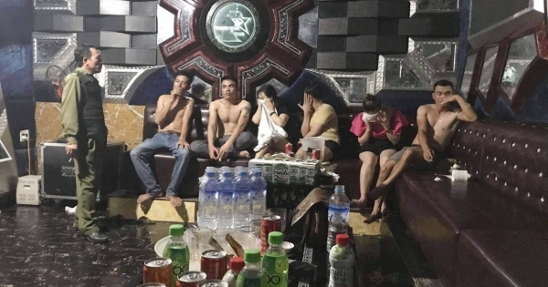 Quảng Bình: Bắt giữ nhóm đối tượng nam, nữ đang "bay lắc" ma tuý trong quán karaoke giữ mùa dịch