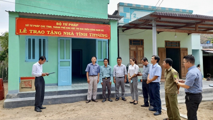 Lãnh đạo sở Tư pháp Ninh Thuận tổ chức lễ bàn giao nhà tình thương cho gia đình ông Katơr Khuống Công chức Tư pháp có hoàn cảnh khó khăn trên địa bàn.