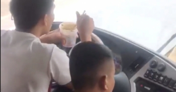 Xử phạt tài xế xe khách vừa ăn mỳ vừa lái xe trên quốc lộ