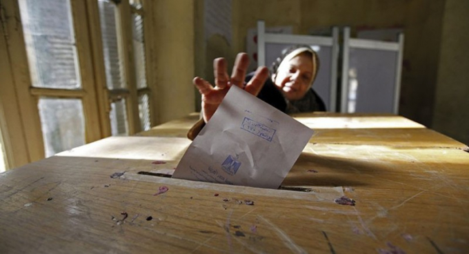 Một người phụ nữ bỏ phiếu trong vòng bầu cử quốc hội thứ hai ở ngoại ô Cairo, ngày 10 tháng 1 năm 2012 (Ảnh: Reuters)