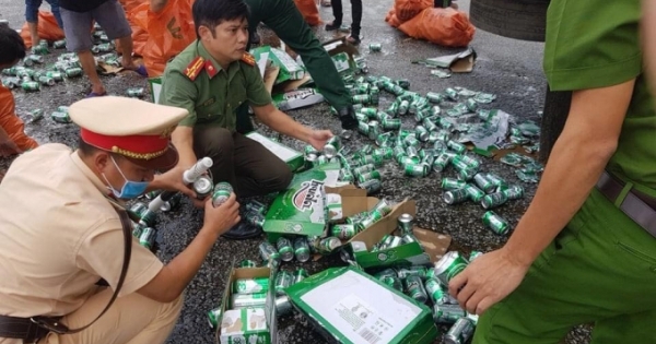 Quảng Bình: Nhiều người đi đường chung tay giúp tài xế gom hàng ngàn lon bia đổ trên quốc lộ