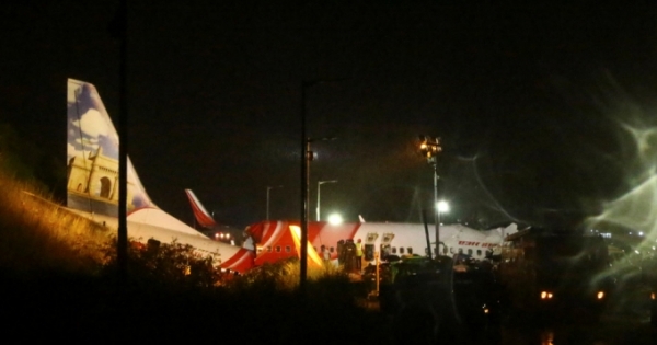 Máy bay Ấn Độ trượt khỏi đường băng gãy làm đôi, 17 người chết