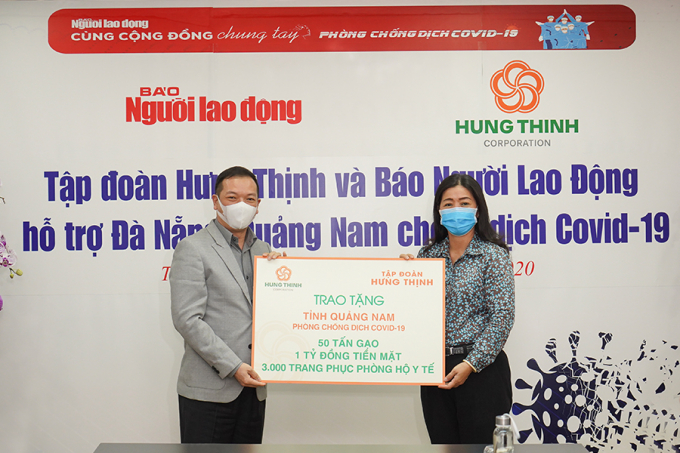 Tập đoàn Hưng Thịnh trao bảng tượng trưng cho bà Nguyễn Thị Bạch Mai - Phó Trưởng Ban thường trực Ban Dân vận Thành ủy TP HCM nhằm hỗ trợ tỉnh Quảng Nam.