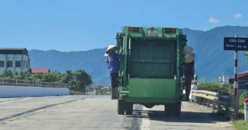 Phát hoảng cảnh 4 nữ công nhân môi trường đu bám sau xe thu gom rác