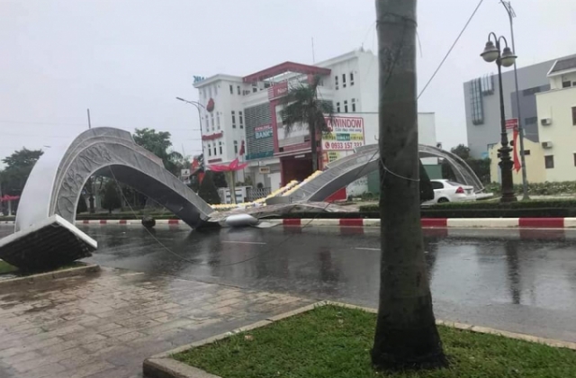 Cổng chào tỉnh Bà Rịa - Vũng Tàu đổ sập sau cơn mưa lớn