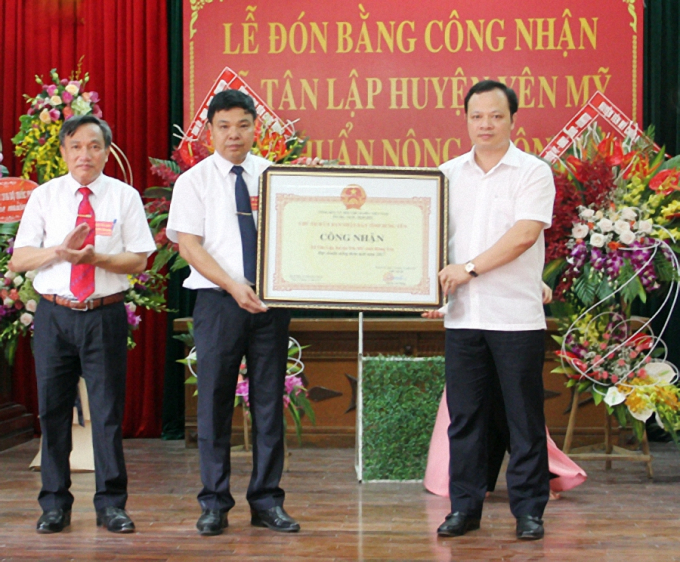 Ông Đỗ Xuân Sang - Bí thư Đảng ủy xã Tân Lập và ông Trần Đình Khánh – Chủ tịch UBND xã Tân Lập (bên tay trái).