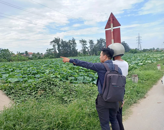 Phóng viên Báo Pháp luật Việt Nam và người dân xã Tân Lập đang ghi nhận những lô đất bị bán đất trái thẩm quyền tại thôn Liêu Hạ, xã Tân Lập