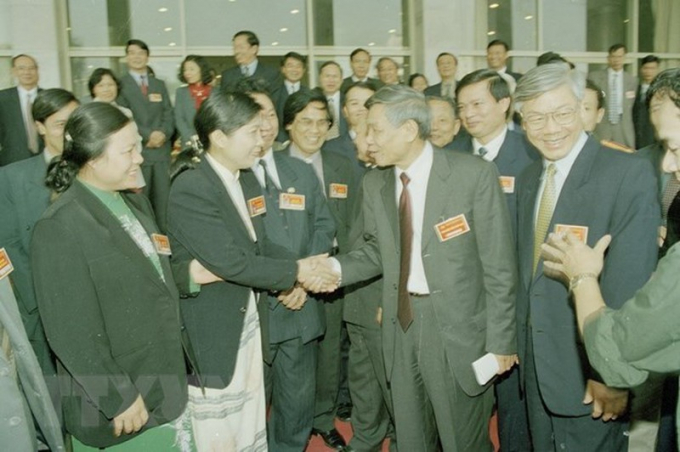 Tổng Bí thư Lê Khả Phiêu nói chuyện với các đại biểu dự Đại hội đại biểu Đảng bộ thành phố Hà Nội lần thứ XIII, nhiệm kỳ 2000-2005. (Ảnh: Cao Phong/TTXVN)