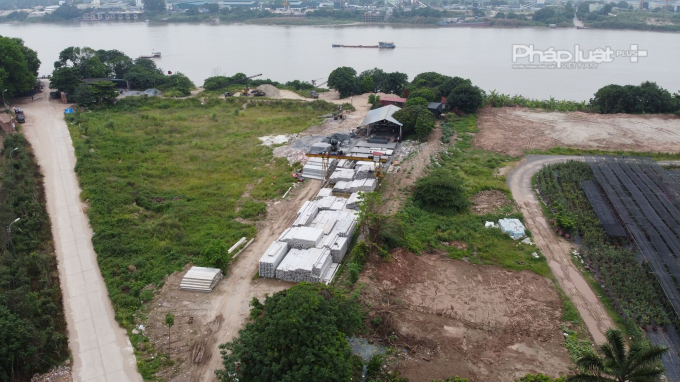 Xưởng đúc bê tông hoạt động sai phép, sử dụng sai mục đích đất diễn ra tại xã Kim Lan, Gia Lâm, Hà Nội.