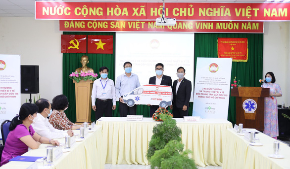 Ông Nguyễn Duy Long, Giám đốc Trung tâm Cấp cứu 115 TP HCM tiếp nhận 2 xe cấp cứu do Tập đoàn Novaland tài trợ.