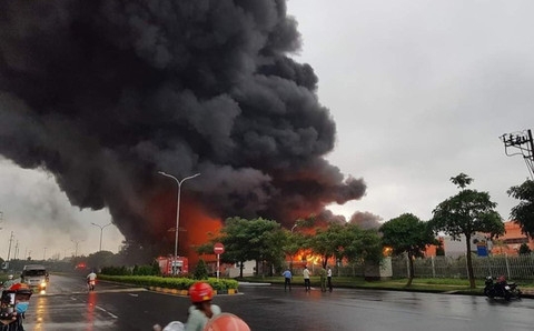 Nóng: Đang cháy lớn tại KCN Yên Phong, khói lửa bốc cháy dữ dội