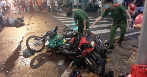 Cô gái lái ô tô đâm 7 xe máy khiến nhiều người bị thương ở TP HCM