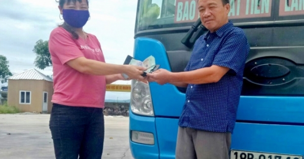 Lâm Đồng: Thầy giáo trao trả 42 triệu đồng cho người bị rơi trên xe khách